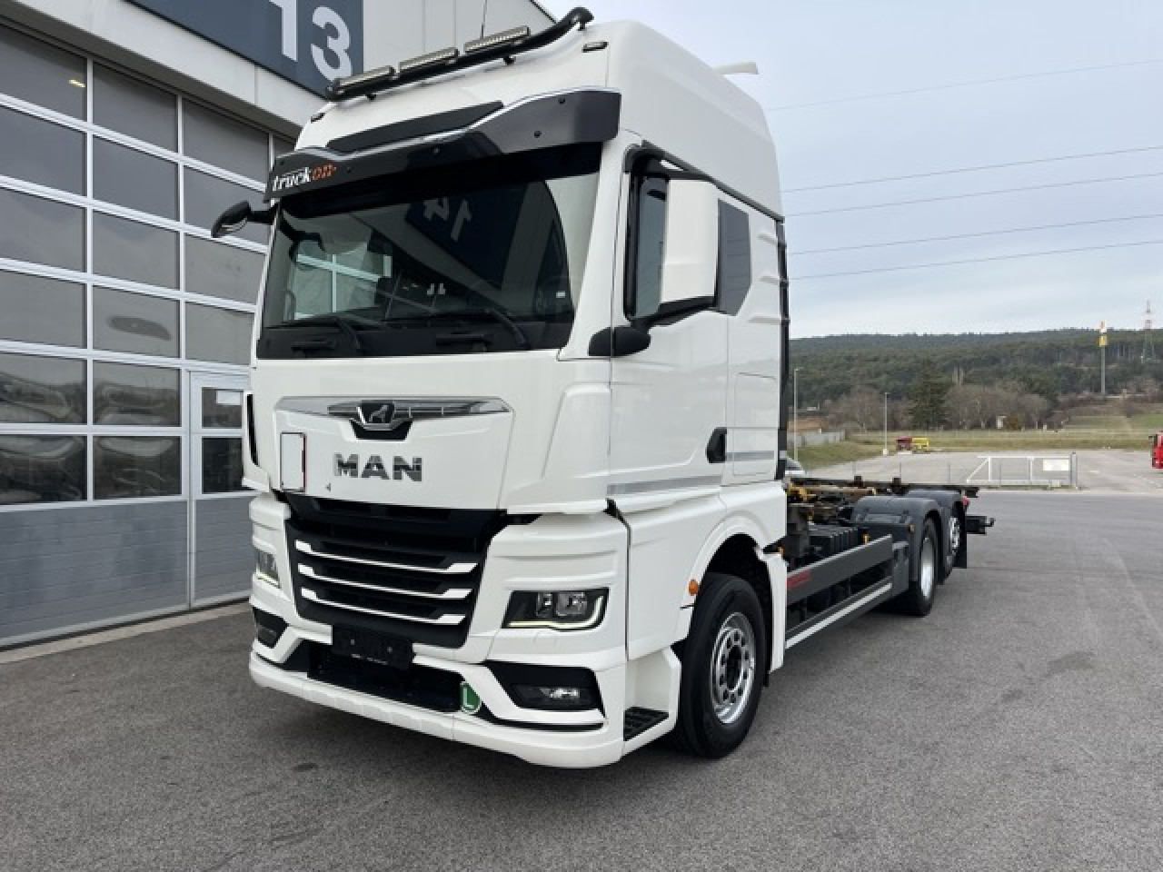 MAN TGX 26.470 6x2-4 LL CH Multiwechsler Euro6 Klima - Container transporter/ Swap body truck: picture 1 MAN TGX 26.470 6x2-4 LL CH Multiwechsler Euro6 Klima - Container transporter/ Swap body truck: picture 1