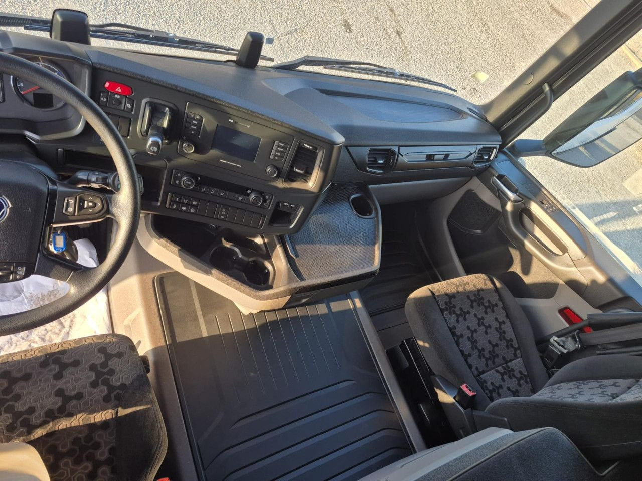 Tractor unit Scania R 590: picture 6