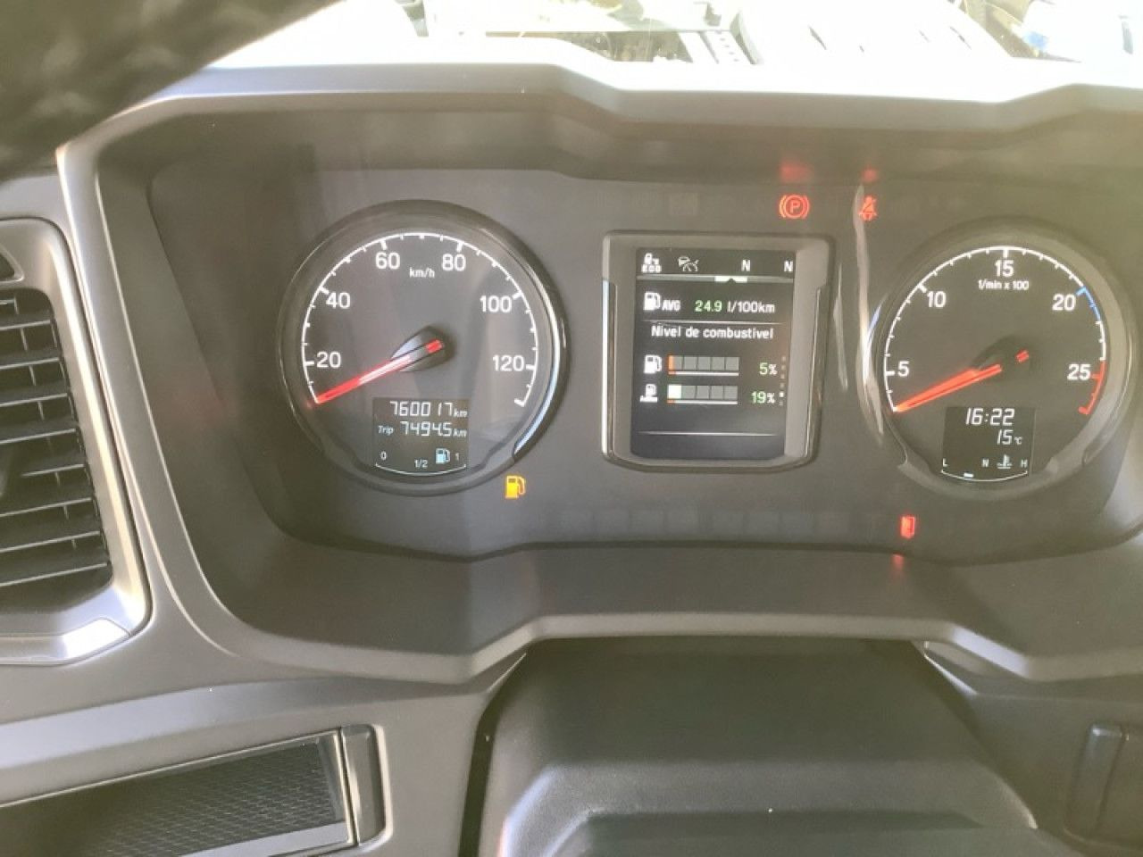 Tractor unit UVES05250009: picture 15