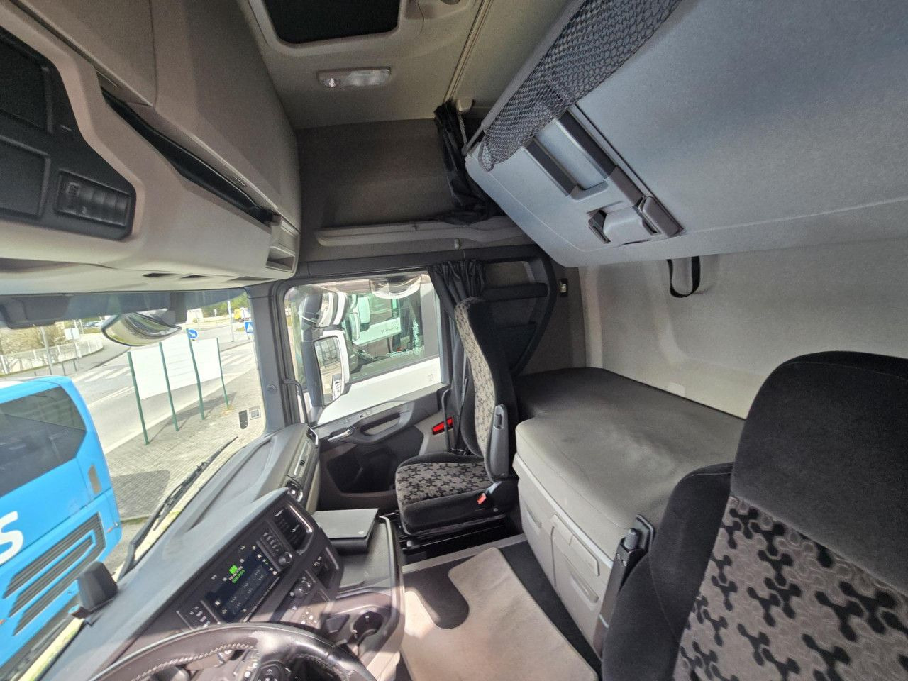 Tractor unit UVES05250009: picture 10