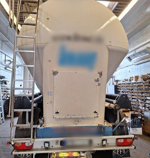 Feldbinder EUT 38.3-3 EUT 38.3-3, Liftachse, 3 Kammern, ca. 38.000l - Silo semi-trailer: picture 3 Feldbinder EUT 38.3-3 EUT 38.3-3, Liftachse, 3 Kammern, ca. 38.000l - Silo semi-trailer: picture 3