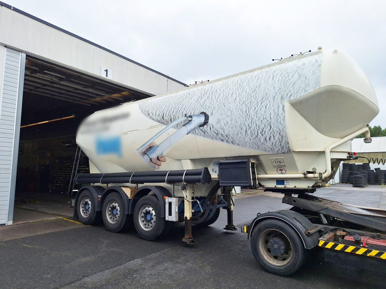Feldbinder EUT 38.3-3 EUT 38.3-3, Liftachse, 3 Kammern, ca. 38.000l - Silo semi-trailer: picture 2 Feldbinder EUT 38.3-3 EUT 38.3-3, Liftachse, 3 Kammern, ca. 38.000l - Silo semi-trailer: picture 2