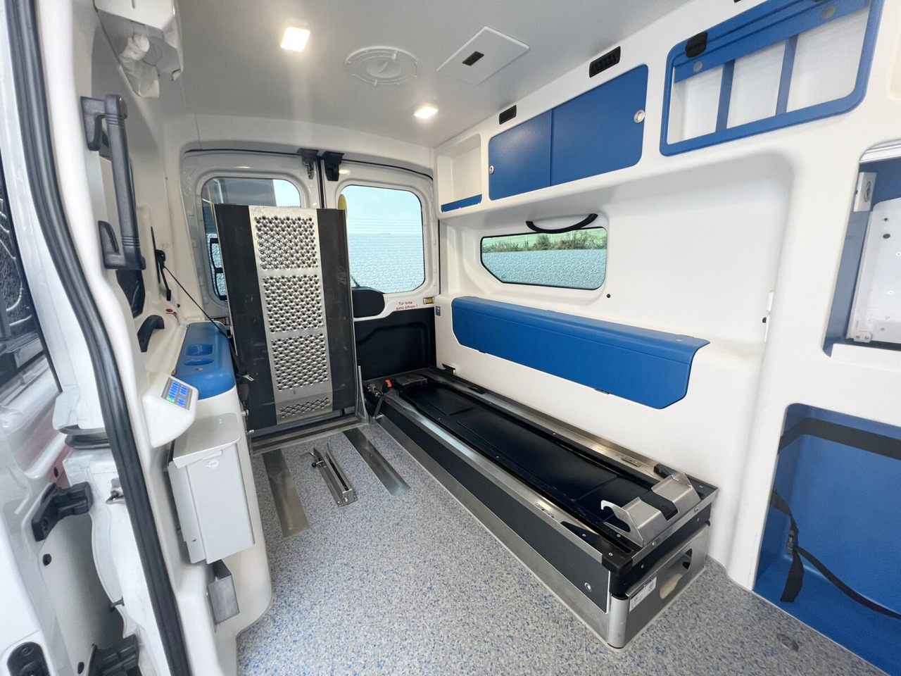 Ford Transit 2.2 TDCI 4x2 Transit 2.2 TDCI 4x2, Krankentransporter - Ambulance: picture 3 Ford Transit 2.2 TDCI 4x2 Transit 2.2 TDCI 4x2, Krankentransporter - Ambulance: picture 3