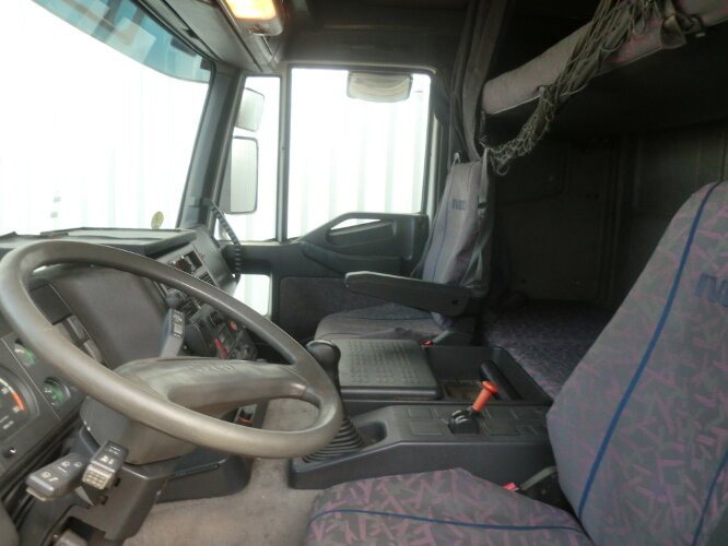 Interior photo 2: Box truck Iveco EuroTech 190E40 4x2 Euro Tech 190E40, Möbelkoffer, 49 cbm Interior photo 2: Box truck Iveco EuroTech 190E40 4x2 Euro Tech 190E40, Möbelkoffer, 49 cbm