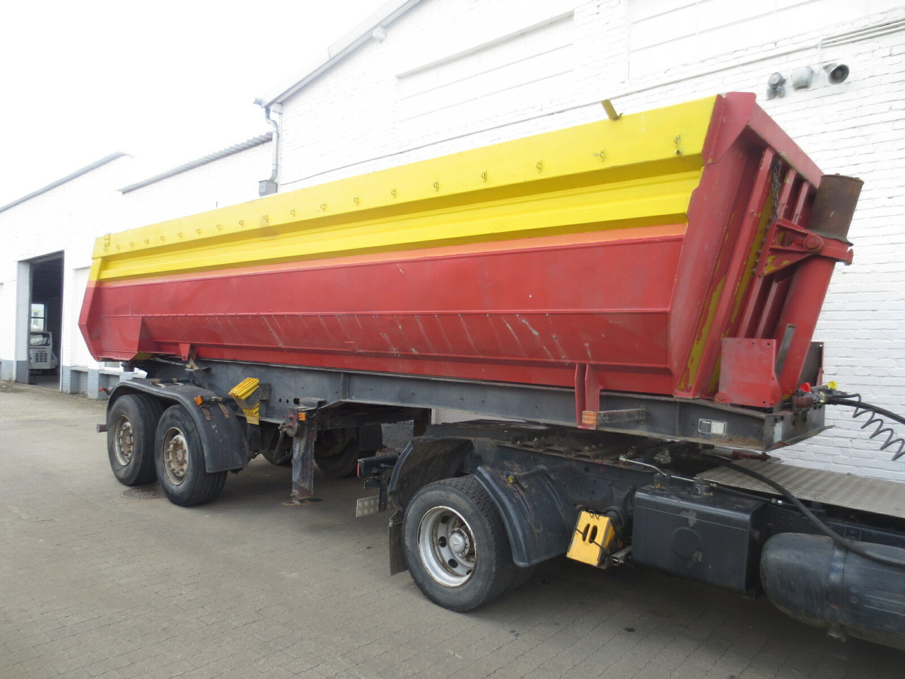 Kögel SKHL 18 SKHL 18 Alu Rundmulde, 24 cbm, Blechboden - Tipper semi-trailer: picture 1 Kögel SKHL 18 SKHL 18 Alu Rundmulde, 24 cbm, Blechboden - Tipper semi-trailer: picture 1