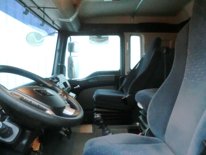 Interior photo 1: MAN TGA 18.350 4x2 LL TGA 18.350 4x2 LL, Fahrschule leasing MAN TGA 18.350 4x2 LL TGA 18.350 4x2 LL, Fahrschule
