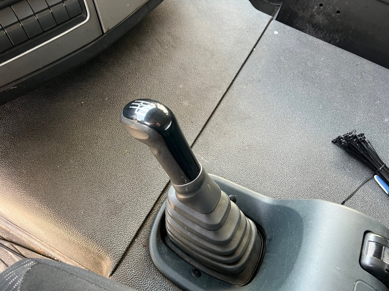 Box truck MAN TGL 12.220 4X2 BL TGL 12.220 4X2 BL mit Dhollandia LBW: picture 7