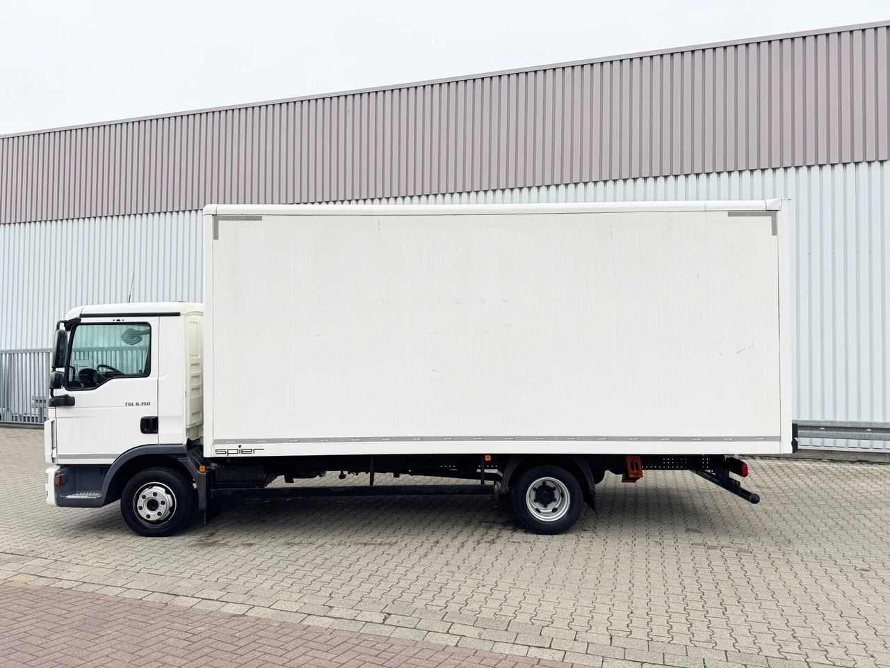 MAN TGL 8.150 4x2 BL TGL 8.150 4x2 BL, Möbelkoffer mit Rolltor - Box truck: picture 2 MAN TGL 8.150 4x2 BL TGL 8.150 4x2 BL, Möbelkoffer mit Rolltor - Box truck: picture 2