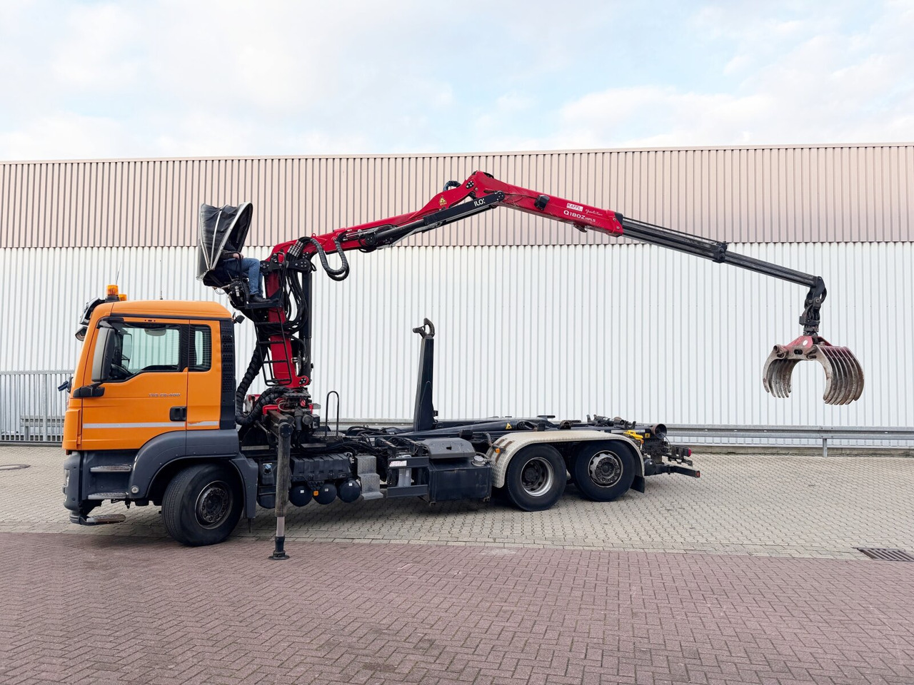 MAN TGS 26.400 6x2-4 BL TGS 26.400 6x2-4 BL, Motorabtrieb, Lenk-/Liftachse, Kran Epsilon Q180ZR95TR - Hook lift truck, Crane truck: picture 2 MAN TGS 26.400 6x2-4 BL TGS 26.400 6x2-4 BL, Motorabtrieb, Lenk-/Liftachse, Kran Epsilon Q180ZR95TR - Hook lift truck, Crane truck: picture 2