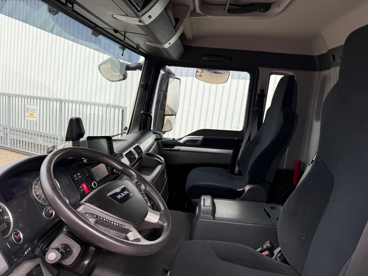 MAN TGS 26.400 6x2-4 LL TGS 26.400 6x2-4 LL, Lenk-/Lift, Hubdach - Dropside/ Flatbed truck, Crane truck: picture 4 MAN TGS 26.400 6x2-4 LL TGS 26.400 6x2-4 LL, Lenk-/Lift, Hubdach - Dropside/ Flatbed truck, Crane truck: picture 4