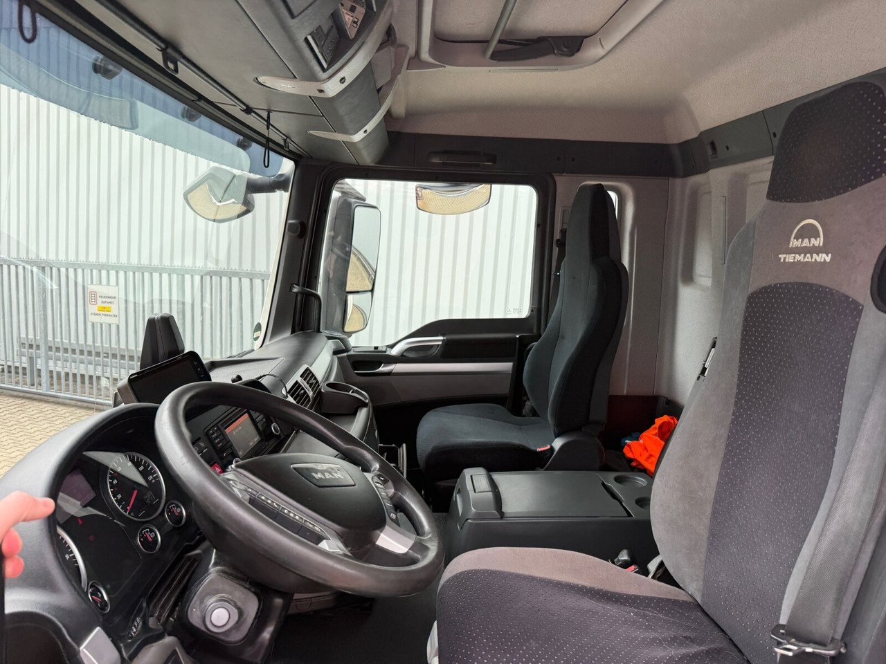 MAN TGS 26.400 6x2-4 LL TGS 26.400 6x2-4 LL, Lenk-/Liftachse - Dropside/ Flatbed truck, Crane truck: picture 3 MAN TGS 26.400 6x2-4 LL TGS 26.400 6x2-4 LL, Lenk-/Liftachse - Dropside/ Flatbed truck, Crane truck: picture 3