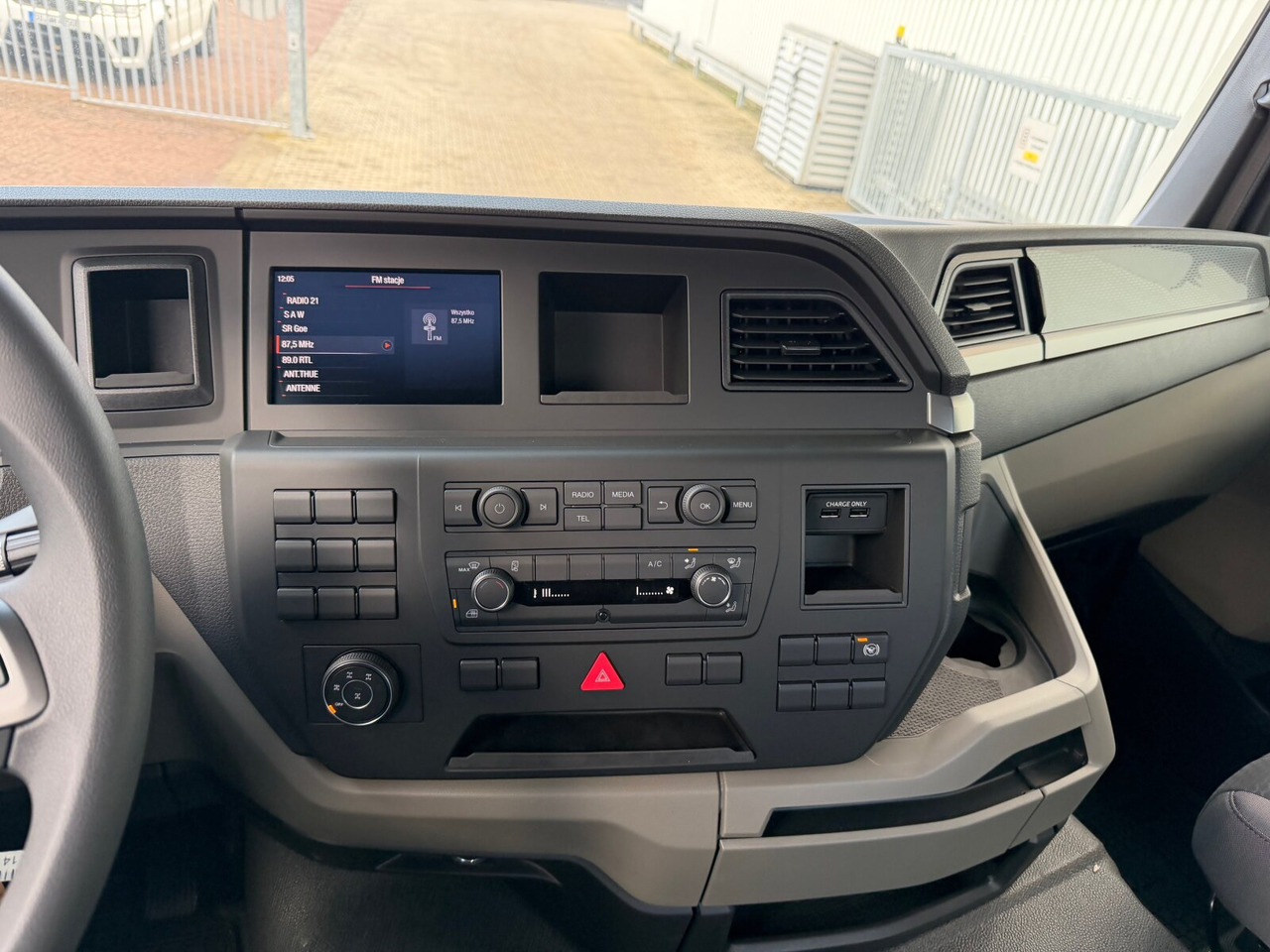 MAN TGS 33.440 6x6 BB CH TGS 33.440 6x6 BB CH, Hohe Bauart, Nebenantrieb - Cab chassis truck: picture 3 MAN TGS 33.440 6x6 BB CH TGS 33.440 6x6 BB CH, Hohe Bauart, Nebenantrieb - Cab chassis truck: picture 3