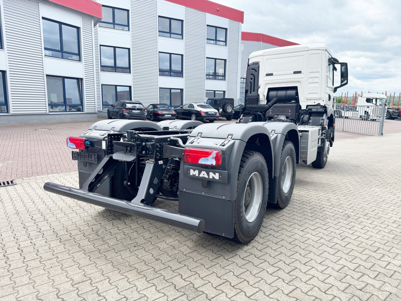 New Hook lift truck MAN TGS 33.480 6x6 BB CH TGS 33.480 6x6 BB CH, Hohe Bauart, Nebenantrieb: picture 11 New Hook lift truck MAN TGS 33.480 6x6 BB CH TGS 33.480 6x6 BB CH, Hohe Bauart, Nebenantrieb: picture 11