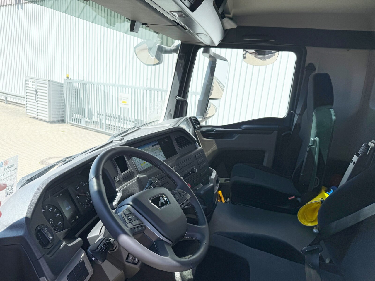 MAN TGS 35.470 8x4-4 BL TGS 35.470 8x4-4 BL, Lenk-/Liftachse, Navi, Motorabtrieb - Hook lift truck: picture 2 MAN TGS 35.470 8x4-4 BL TGS 35.470 8x4-4 BL, Lenk-/Liftachse, Navi, Motorabtrieb - Hook lift truck: picture 2