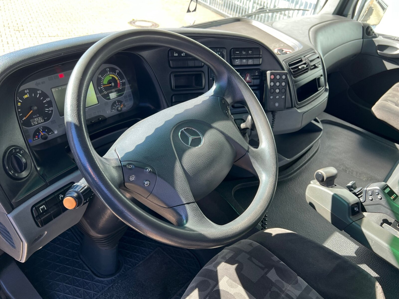 Mercedes-Benz Actros 2541 L 6x2 Actros 2541 L 6x2/48 Retarder, Lenk-/Liftachse - Hook lift truck: picture 4 Mercedes-Benz Actros 2541 L 6x2 Actros 2541 L 6x2/48 Retarder, Lenk-/Liftachse - Hook lift truck: picture 4