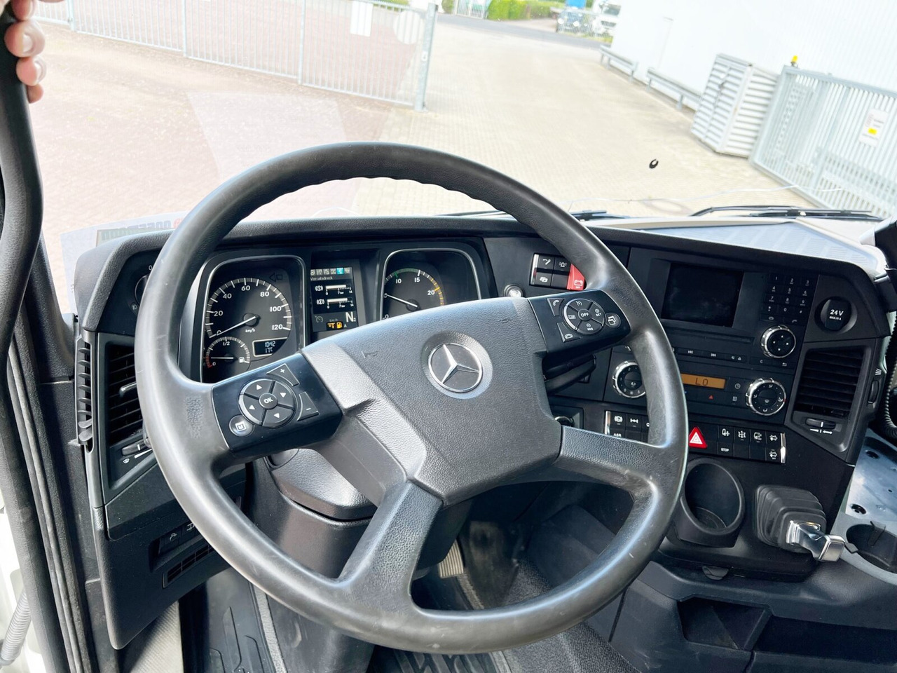 Mercedes-Benz Actros 3551 L 8x2/4 Actros 3551 L 8x2/4, Vorlauflenkachse, Doppelbereifte Nachlaufliftachse - Cab chassis truck: picture 3 Mercedes-Benz Actros 3551 L 8x2/4 Actros 3551 L 8x2/4, Vorlauflenkachse, Doppelbereifte Nachlaufliftachse - Cab chassis truck: picture 3