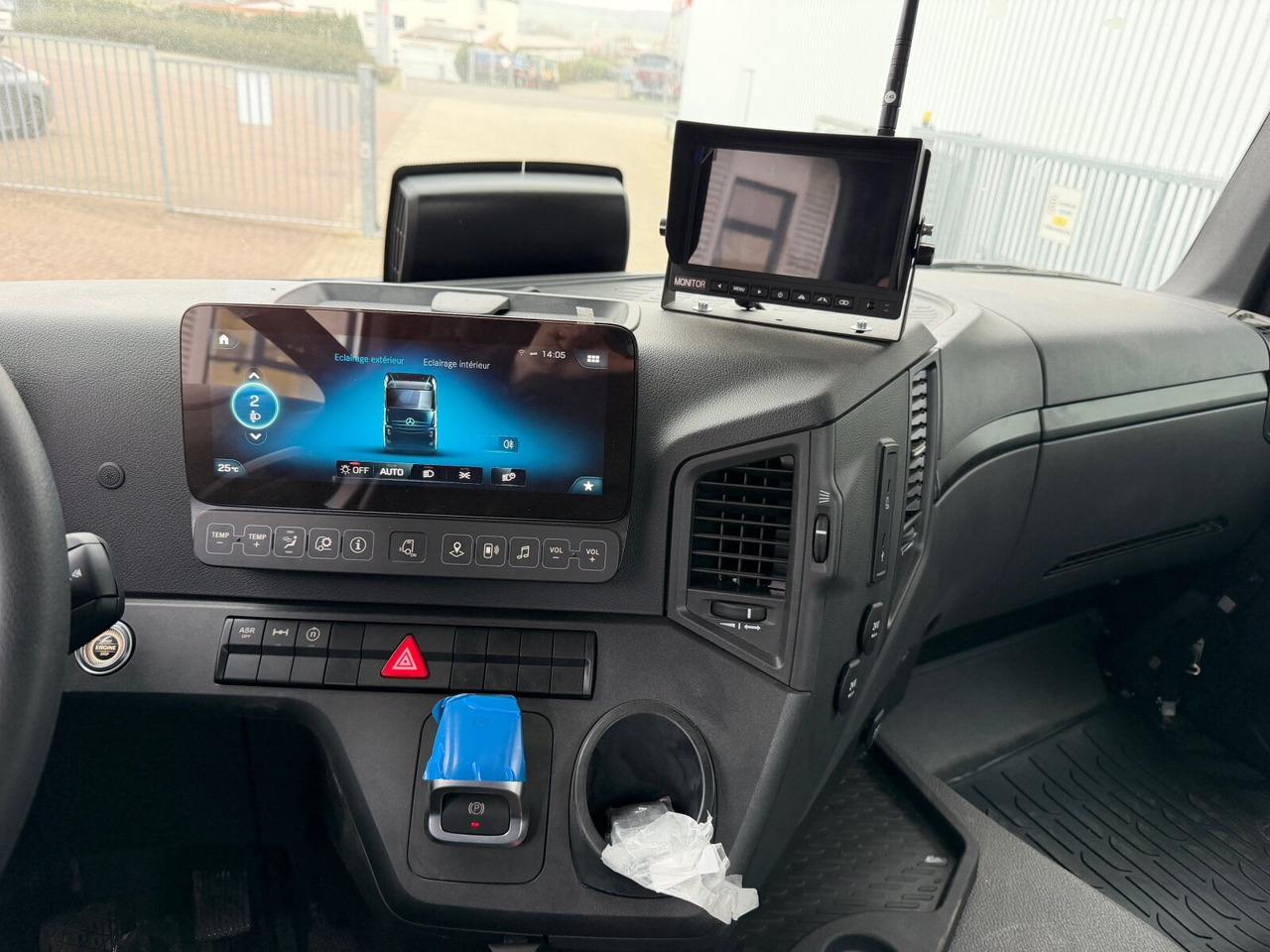 Mercedes-Benz Arocs 1840 K 4x2 Arocs 1840 K 4x2, MultimediaCockpit, 2x Nebenantrieb, NMV & Motorabtrieb - Cab chassis truck: picture 4 Mercedes-Benz Arocs 1840 K 4x2 Arocs 1840 K 4x2, MultimediaCockpit, 2x Nebenantrieb, NMV & Motorabtrieb - Cab chassis truck: picture 4