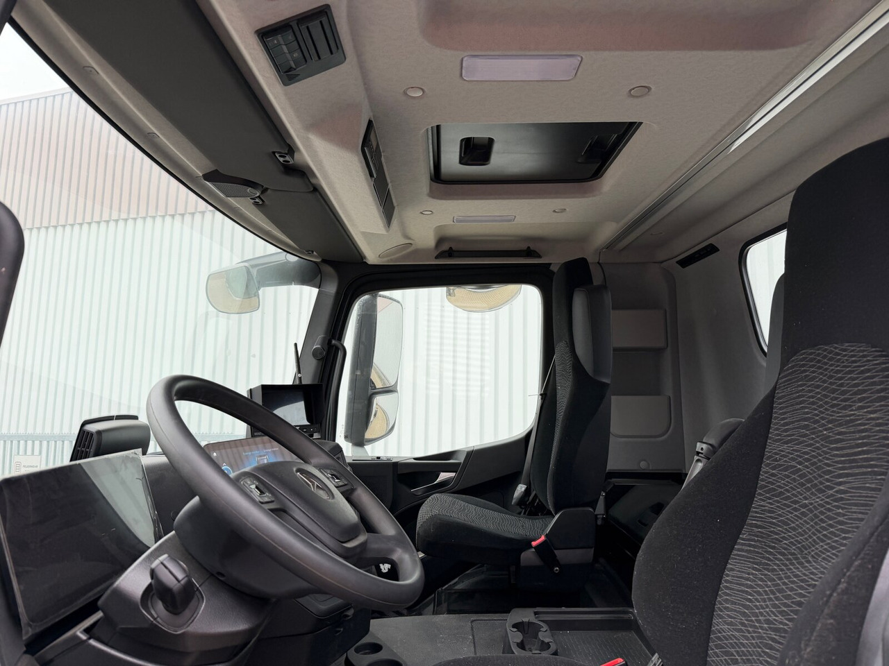 Mercedes-Benz Arocs 1840 K 4x2 Arocs 1840 K 4x2, MultimediaCockpit, 2x Nebenantrieb, NMV & Motorabtrieb - Cab chassis truck: picture 2 Mercedes-Benz Arocs 1840 K 4x2 Arocs 1840 K 4x2, MultimediaCockpit, 2x Nebenantrieb, NMV & Motorabtrieb - Cab chassis truck: picture 2