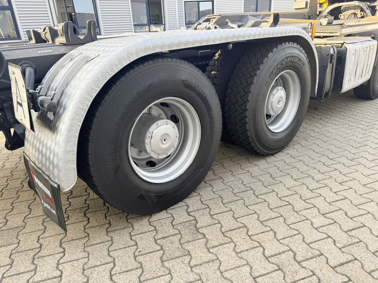 Mercedes-Benz Arocs 3245 LK 8x4/4 Arocs 3245 LK 8x4/4, Navi, Motorabtrieb, Meiller RK 30.67, Funk - Hook lift truck: picture 3 Mercedes-Benz Arocs 3245 LK 8x4/4 Arocs 3245 LK 8x4/4, Navi, Motorabtrieb, Meiller RK 30.67, Funk - Hook lift truck: picture 3