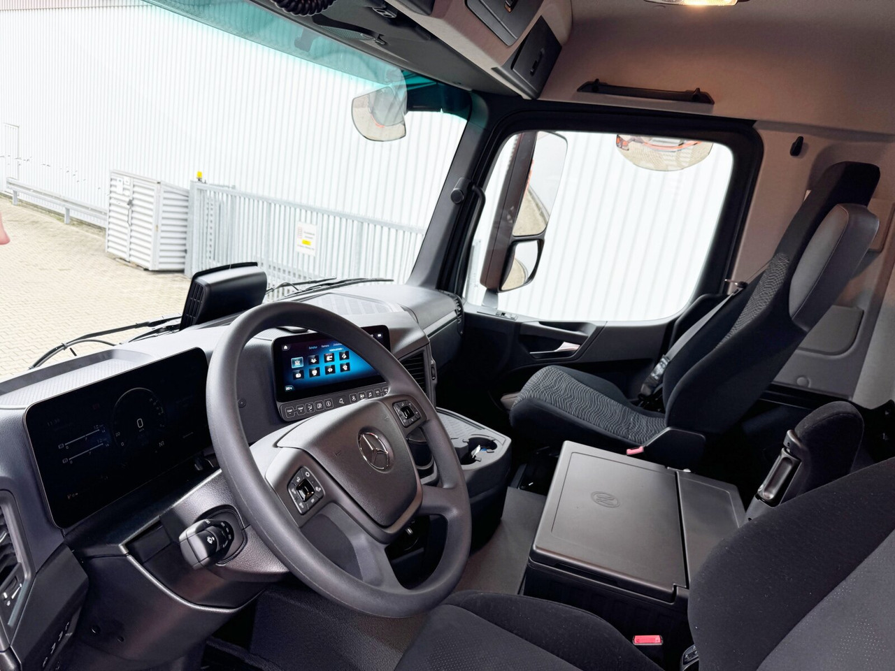 Mercedes-Benz Arocs 3248 K 8x4 Arocs 3248 K 8x4, Navi, Multimedia Cockpit - Tipper: picture 4 Mercedes-Benz Arocs 3248 K 8x4 Arocs 3248 K 8x4, Navi, Multimedia Cockpit - Tipper: picture 4