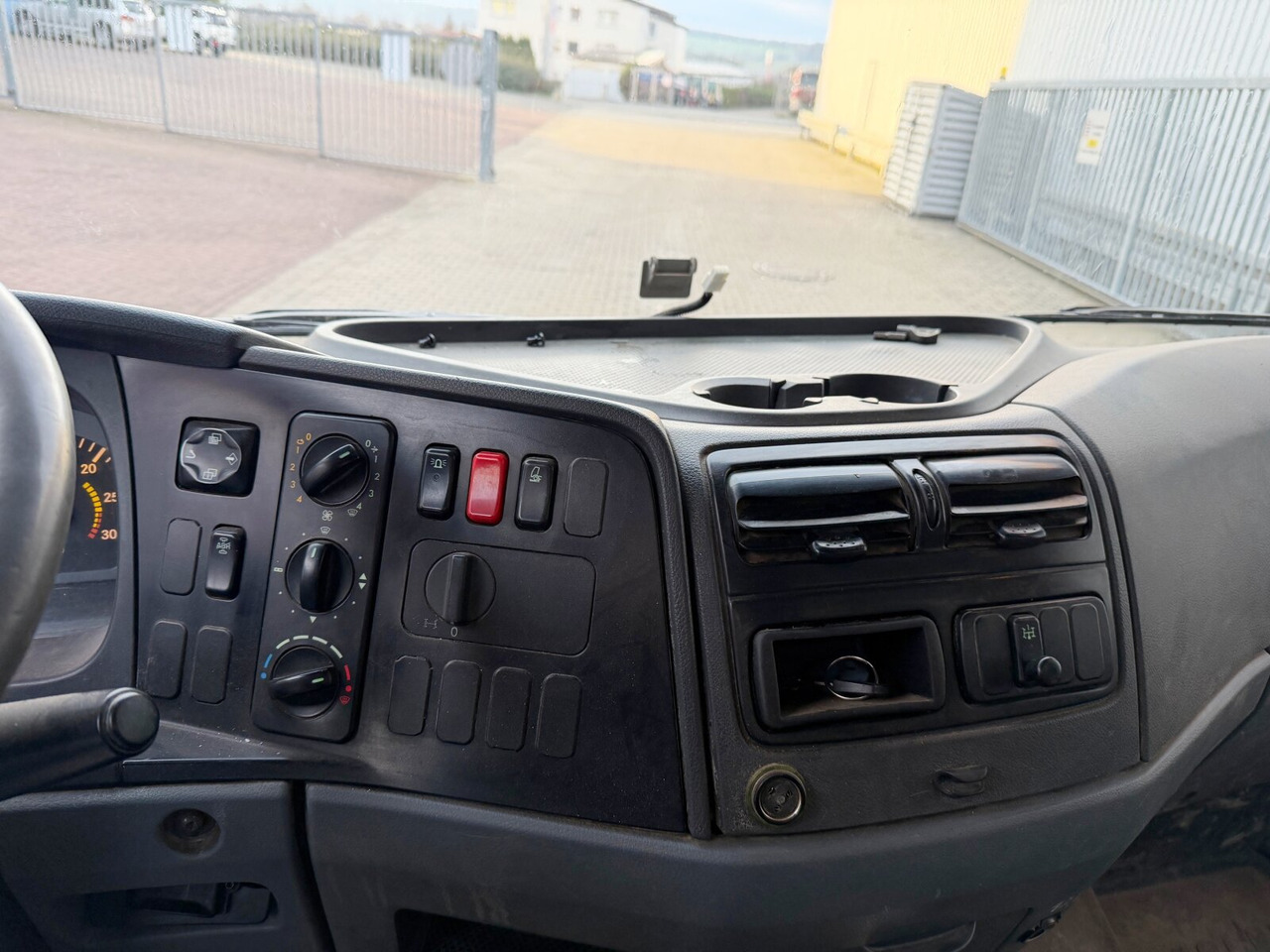 Mercedes-Benz Atego 818 K 4x2 Atego 818 K 4x2, 2x AHK - Tipper: picture 5 Mercedes-Benz Atego 818 K 4x2 Atego 818 K 4x2, 2x AHK - Tipper: picture 5