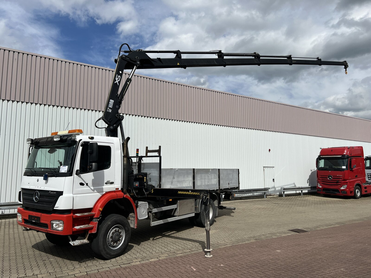 Mercedes-Benz Axor 1828 A 4x4 Axor 1828 A 4x4 mit Kran Hiab XS 166 E-5 - Crane truck, Dropside/ Flatbed truck: picture 1 Mercedes-Benz Axor 1828 A 4x4 Axor 1828 A 4x4 mit Kran Hiab XS 166 E-5 - Crane truck, Dropside/ Flatbed truck: picture 1