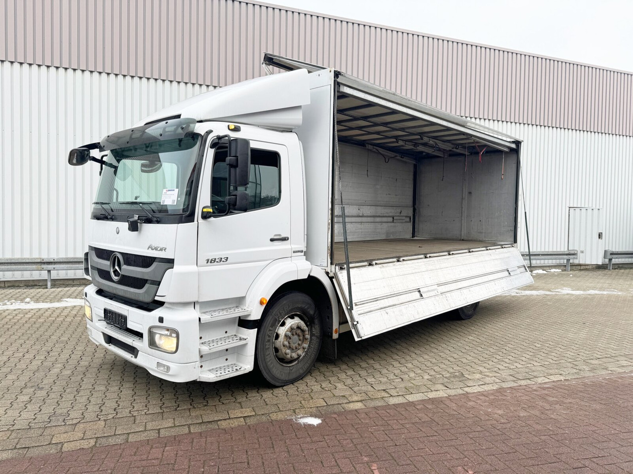 Mercedes-Benz Axor 1833 L 4x2 Axor 1833 L 4x2, Getränkekoffer - Box truck: picture 1 Mercedes-Benz Axor 1833 L 4x2 Axor 1833 L 4x2, Getränkekoffer - Box truck: picture 1