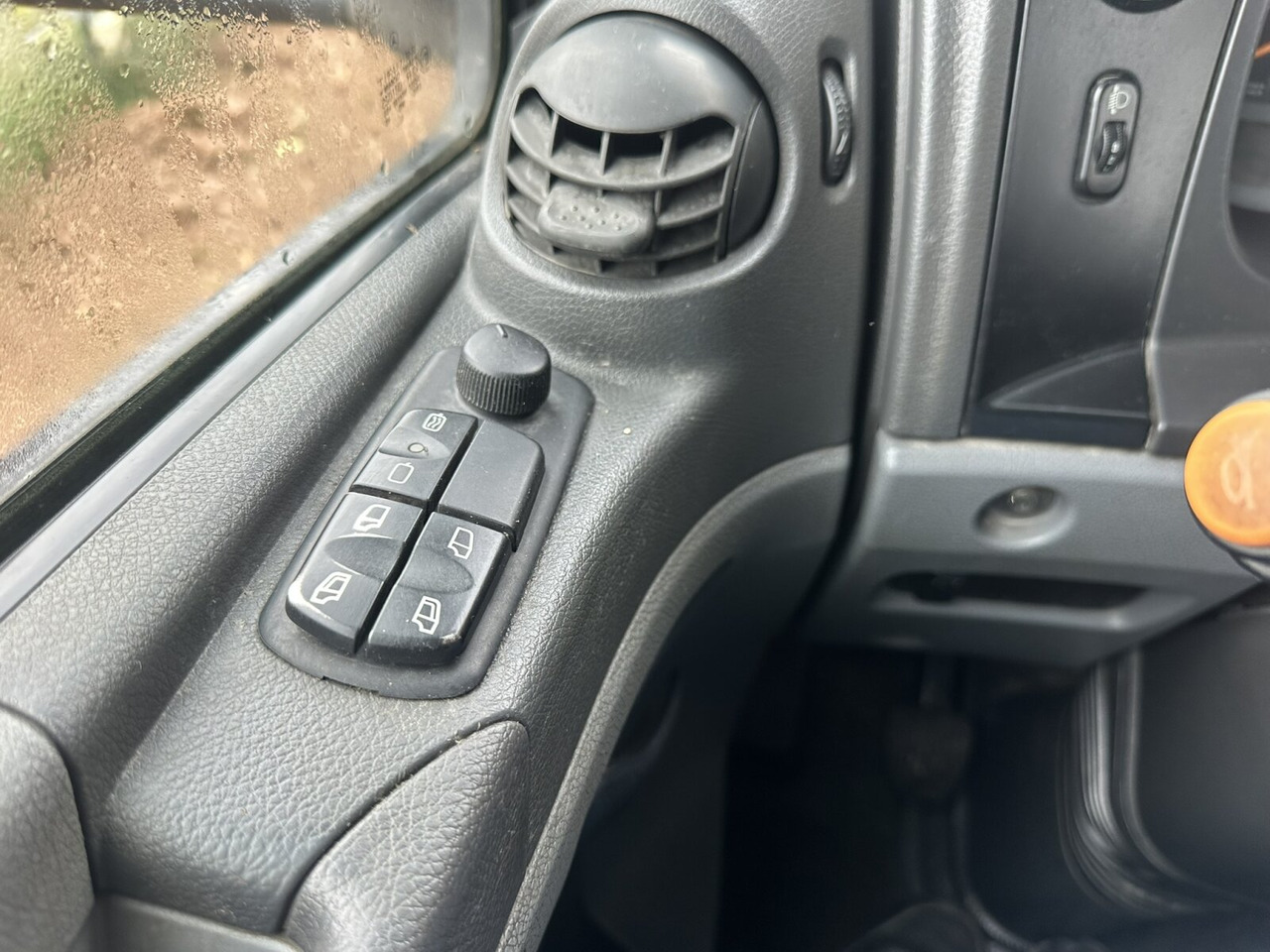 Mercedes-Benz Axor 2629 K 6x4 Axor 2629 K 6x4, PTO, Steel, Manual, 6-Zylinder - Cab chassis truck: picture 5 Mercedes-Benz Axor 2629 K 6x4 Axor 2629 K 6x4, PTO, Steel, Manual, 6-Zylinder - Cab chassis truck: picture 5