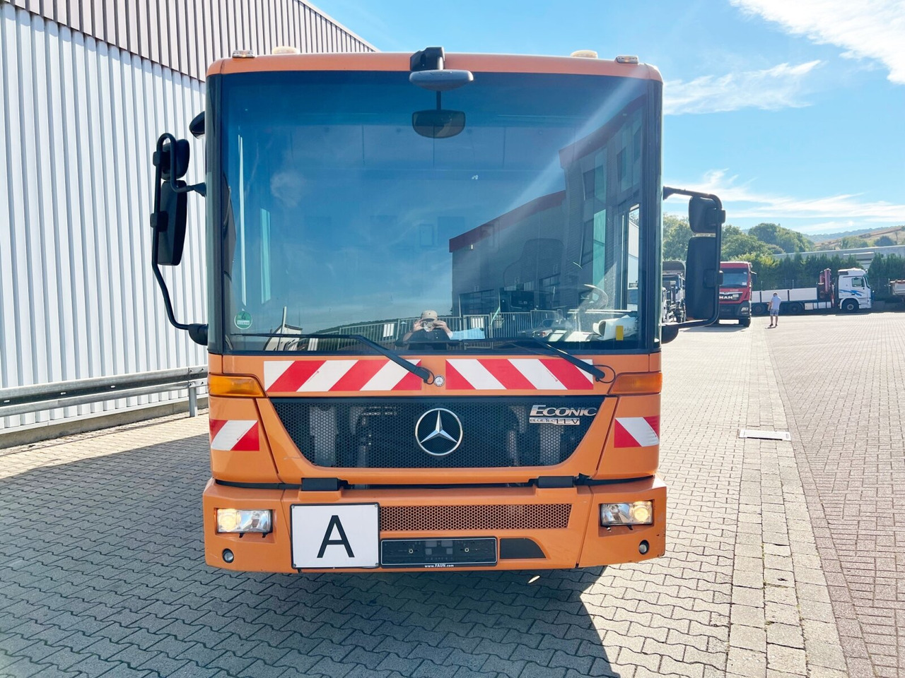 Garbage truck for transportation of garbage Mercedes-Benz Econic 2629 L/NLA 6x2/4 Econic 2629 L/NLA 6x2/4, EEV, Lenkachse, FAUN Rotopress 519L, Zöller-Schüttung: picture 8 Garbage truck for transportation of garbage Mercedes-Benz Econic 2629 L/NLA 6x2/4 Econic 2629 L/NLA 6x2/4, EEV, Lenkachse, FAUN Rotopress 519L, Zöller-Schüttung: picture 8