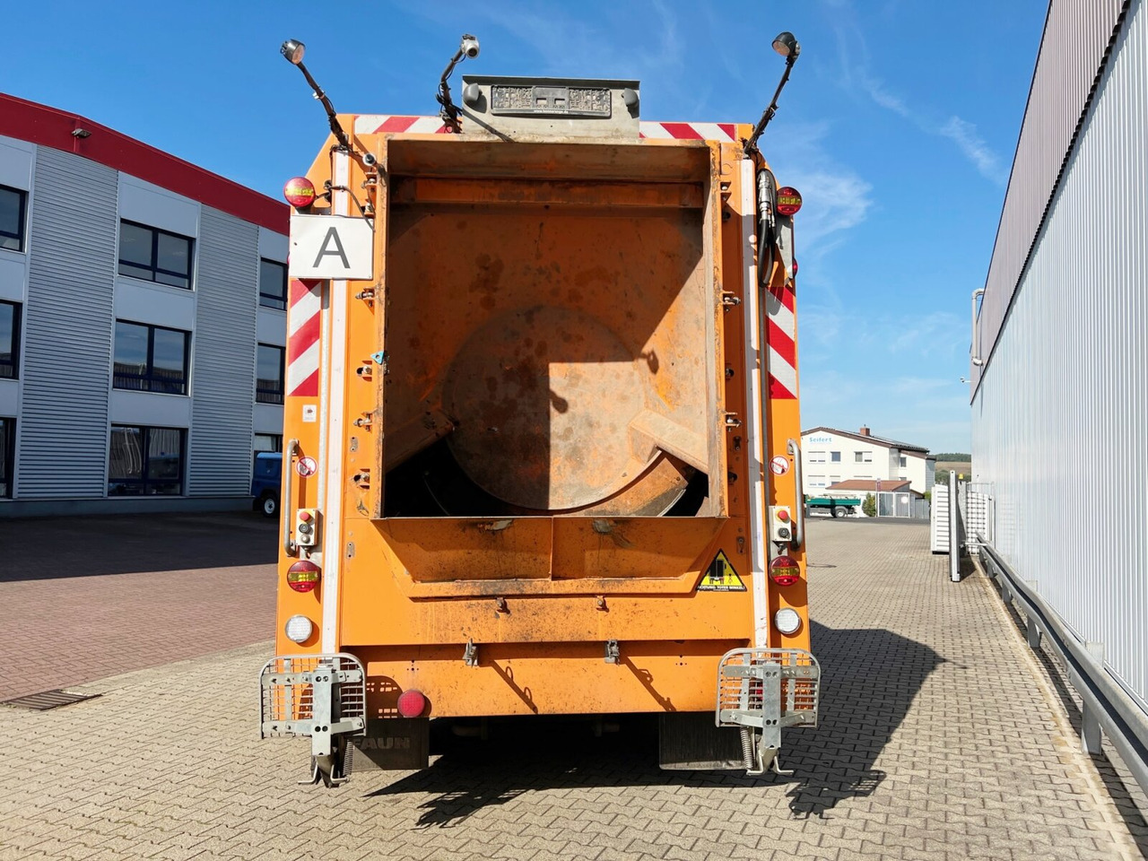 Garbage truck for transportation of garbage Mercedes-Benz Econic 2629 L/NLA 6x2/4 Econic 2629 L/NLA 6x2/4, EEV, Lenkachse, FAUN Rotopress 519L, Zöller-Schüttung: picture 10 Garbage truck for transportation of garbage Mercedes-Benz Econic 2629 L/NLA 6x2/4 Econic 2629 L/NLA 6x2/4, EEV, Lenkachse, FAUN Rotopress 519L, Zöller-Schüttung: picture 10