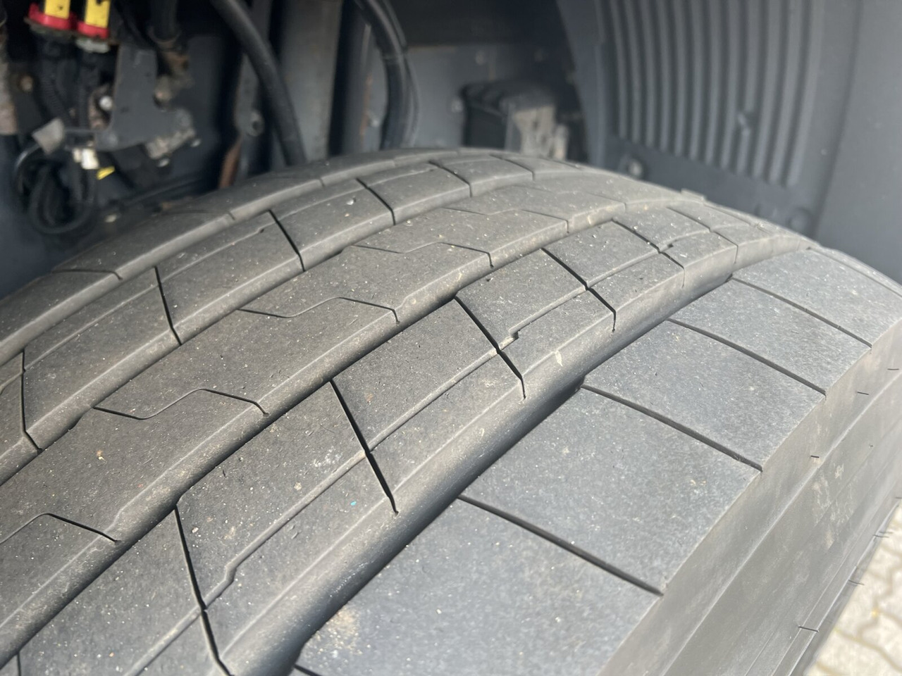 FH16 750 8x4 FH16 750 8x4, Retarder, Globetrotter, Vorlauflift/-lenk, Schwerlast 180T - Tractor unit: picture 4 FH16 750 8x4 FH16 750 8x4, Retarder, Globetrotter, Vorlauflift/-lenk, Schwerlast 180T - Tractor unit: picture 4