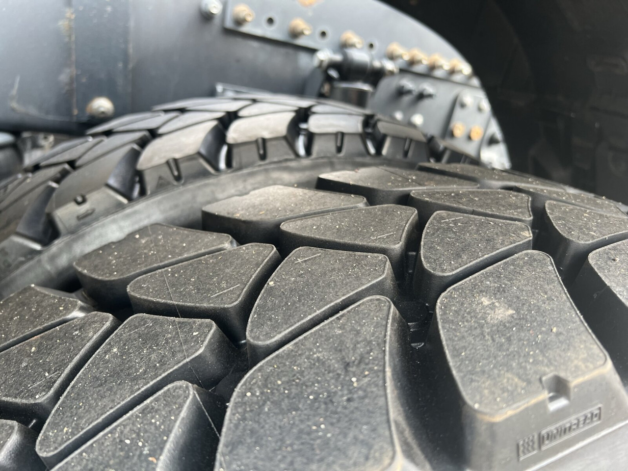 FH16 750 8x4 FH16 750 8x4, Retarder, Globetrotter, Vorlauflift/-lenk, Schwerlast 180T - Tractor unit: picture 3 FH16 750 8x4 FH16 750 8x4, Retarder, Globetrotter, Vorlauflift/-lenk, Schwerlast 180T - Tractor unit: picture 3