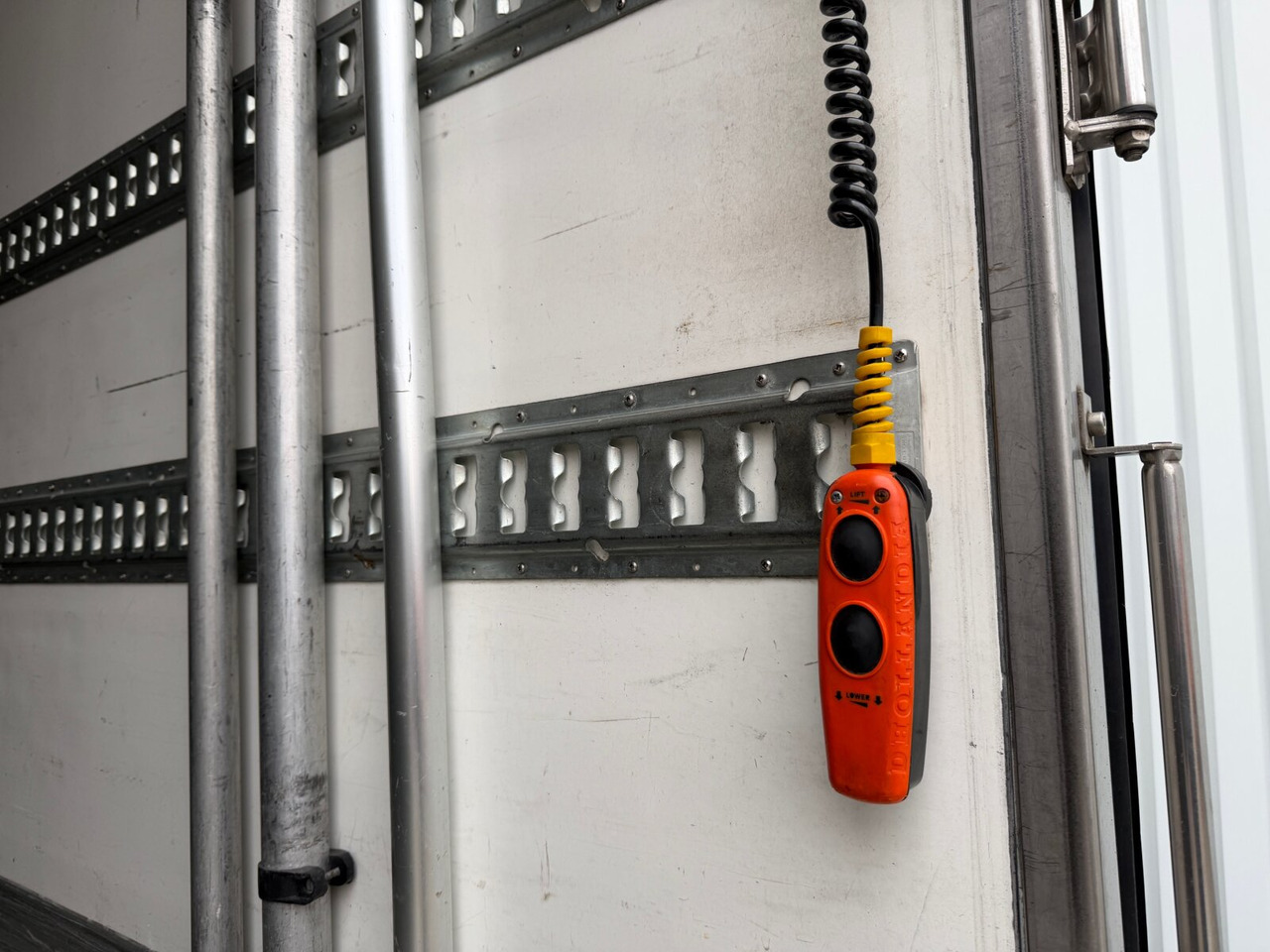 Mercedes-Benz Actros 1832 L 4x2 Actros 1832 L 4x2, Kühlkoffer, 2x Trennwand, Carrier, LBW BÄR - Truck: picture 2 Mercedes-Benz Actros 1832 L 4x2 Actros 1832 L 4x2, Kühlkoffer, 2x Trennwand, Carrier, LBW BÄR - Truck: picture 2