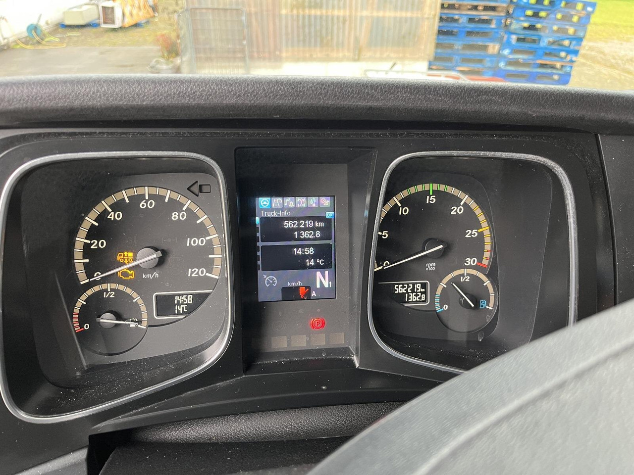 Mercedes-Benz Actros 1832 L 4x2 Actros 1832 L 4x2, Kühlkoffer, 2x Trennwand, Carrier, LBW BÄR - Truck: picture 5 Mercedes-Benz Actros 1832 L 4x2 Actros 1832 L 4x2, Kühlkoffer, 2x Trennwand, Carrier, LBW BÄR - Truck: picture 5