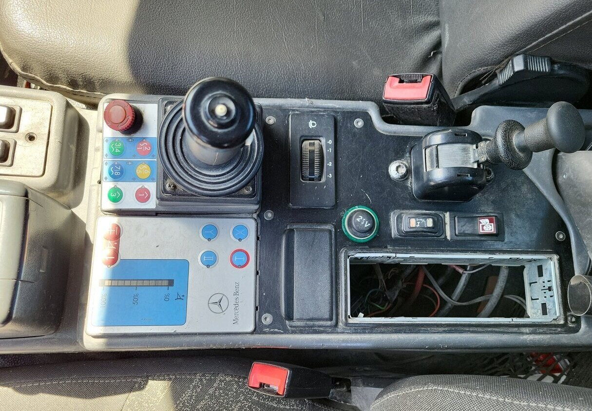 Unimog U 20 4x4 U 20 4x4, Zapfwelle, Kran Hiab 022D-3 HiDuo, Funk - Van: picture 4 Unimog U 20 4x4 U 20 4x4, Zapfwelle, Kran Hiab 022D-3 HiDuo, Funk - Van: picture 4