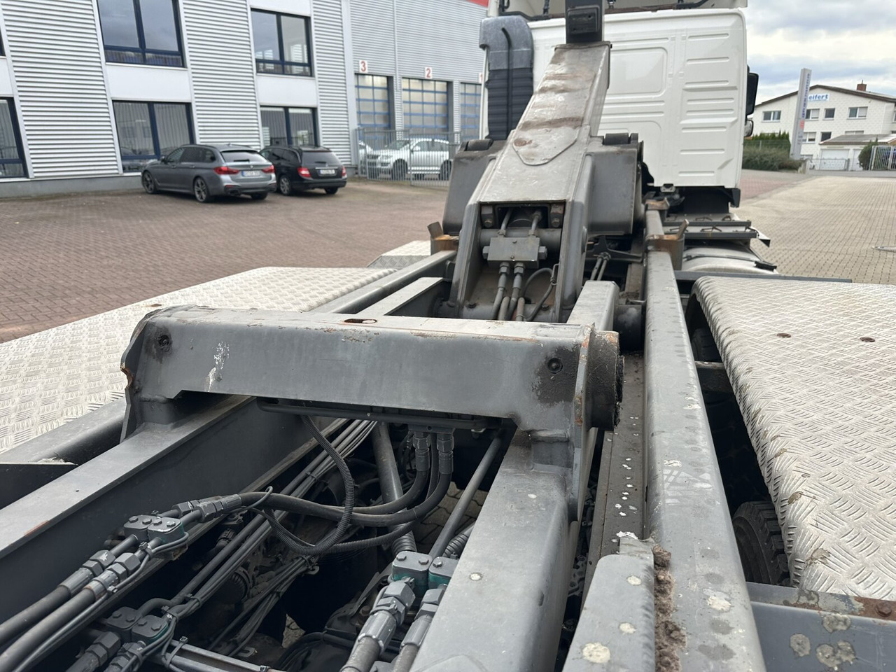 Volvo FM 400 6x4 R FM 400/6x4 R, VDL S-21-6200 4.50 bis 7.00m Container - Hook lift truck: picture 3 Volvo FM 400 6x4 R FM 400/6x4 R, VDL S-21-6200 4.50 bis 7.00m Container - Hook lift truck: picture 3