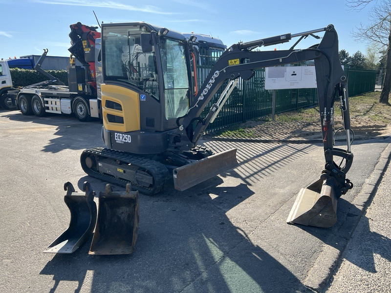 Volvo ECR25D 3 BAKKEN - 635 UREN - SLOOP + SORTEERFUNCTIE - EXTRA HYDR. LEIDINGEN - Mini excavator: picture 1 Volvo ECR25D 3 BAKKEN - 635 UREN - SLOOP + SORTEERFUNCTIE - EXTRA HYDR. LEIDINGEN - Mini excavator: picture 1