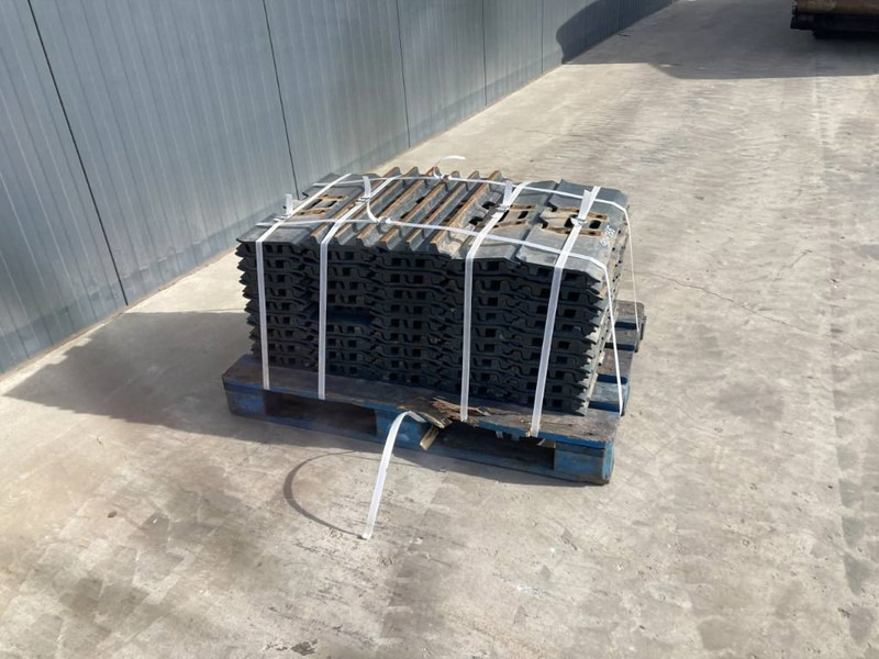 Komatsu PC150 / PC160 / PC180 / PC210 / PC240 3 Grouser 60 - Frame/ Chassis for Construction machinery: picture 4 Komatsu PC150 / PC160 / PC180 / PC210 / PC240 3 Grouser 60 - Frame/ Chassis for Construction machinery: picture 4