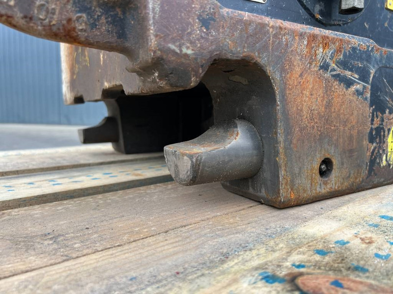 Quick coupler for Construction machinery OilQuick OQ70/55 - 323F: picture 11