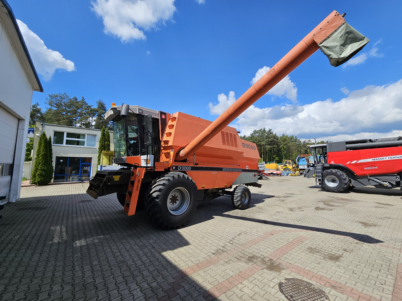 Dronningborg D9000 - Combine harvester: picture 1 Dronningborg D9000 - Combine harvester: picture 1