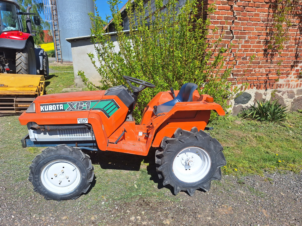 Kubota XB-1 - Farm tractor: picture 2 Kubota XB-1 - Farm tractor: picture 2