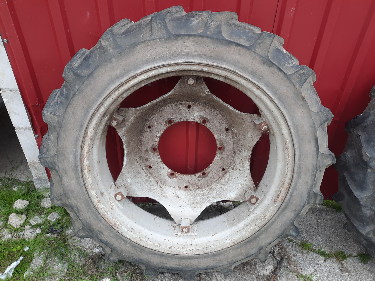 MICHELIN BIB X 9.5 R32 - Wheel and tire package for Agricultural machinery: picture 3 MICHELIN BIB X 9.5 R32 - Wheel and tire package for Agricultural machinery: picture 3