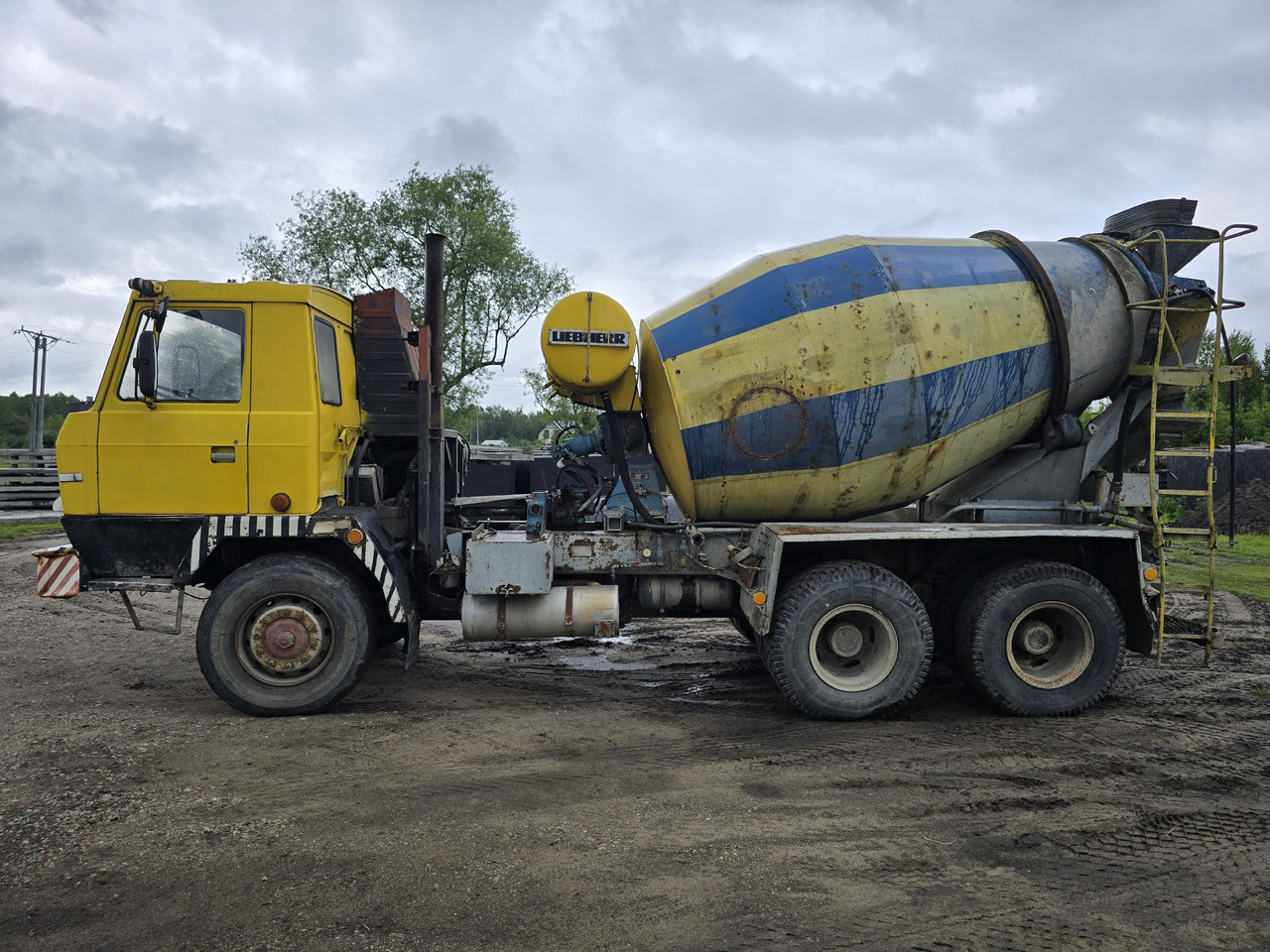 TATRA 6x6 (6 m3) betoniarka LIEBHERR - Concrete mixer truck: picture 2 TATRA 6x6 (6 m3) betoniarka LIEBHERR - Concrete mixer truck: picture 2