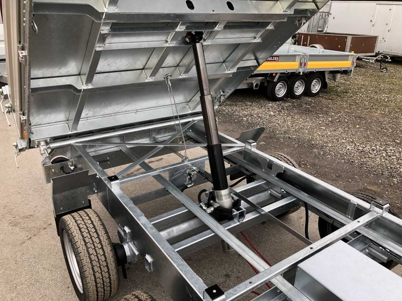 HUMBAUR HTK 3000.31 Dreiseitenkipper - Tipper trailer: picture 4 HUMBAUR HTK 3000.31 Dreiseitenkipper - Tipper trailer: picture 4