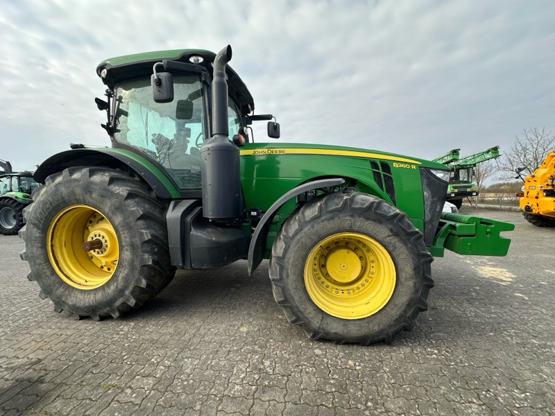 John Deere 8260R AutoPowr - Farm tractor: picture 1 John Deere 8260R AutoPowr - Farm tractor: picture 1