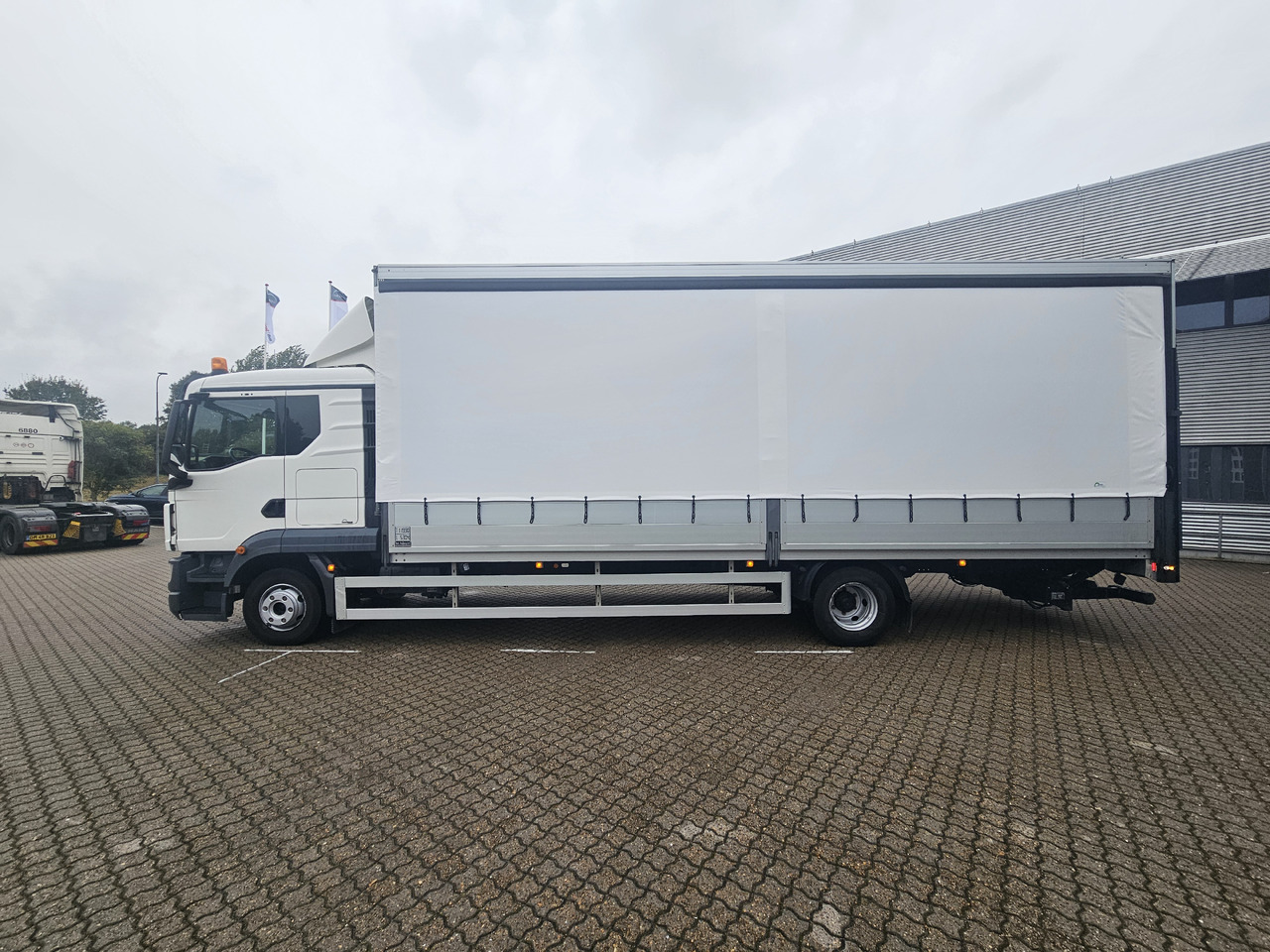 MAN TGL 12.250 - Curtainsider truck: picture 5 MAN TGL 12.250 - Curtainsider truck: picture 5