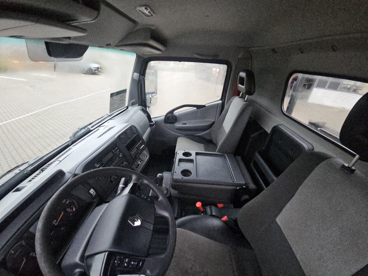 Dropside/ Flatbed truck, Crane truck Renault D-Serie: picture 15