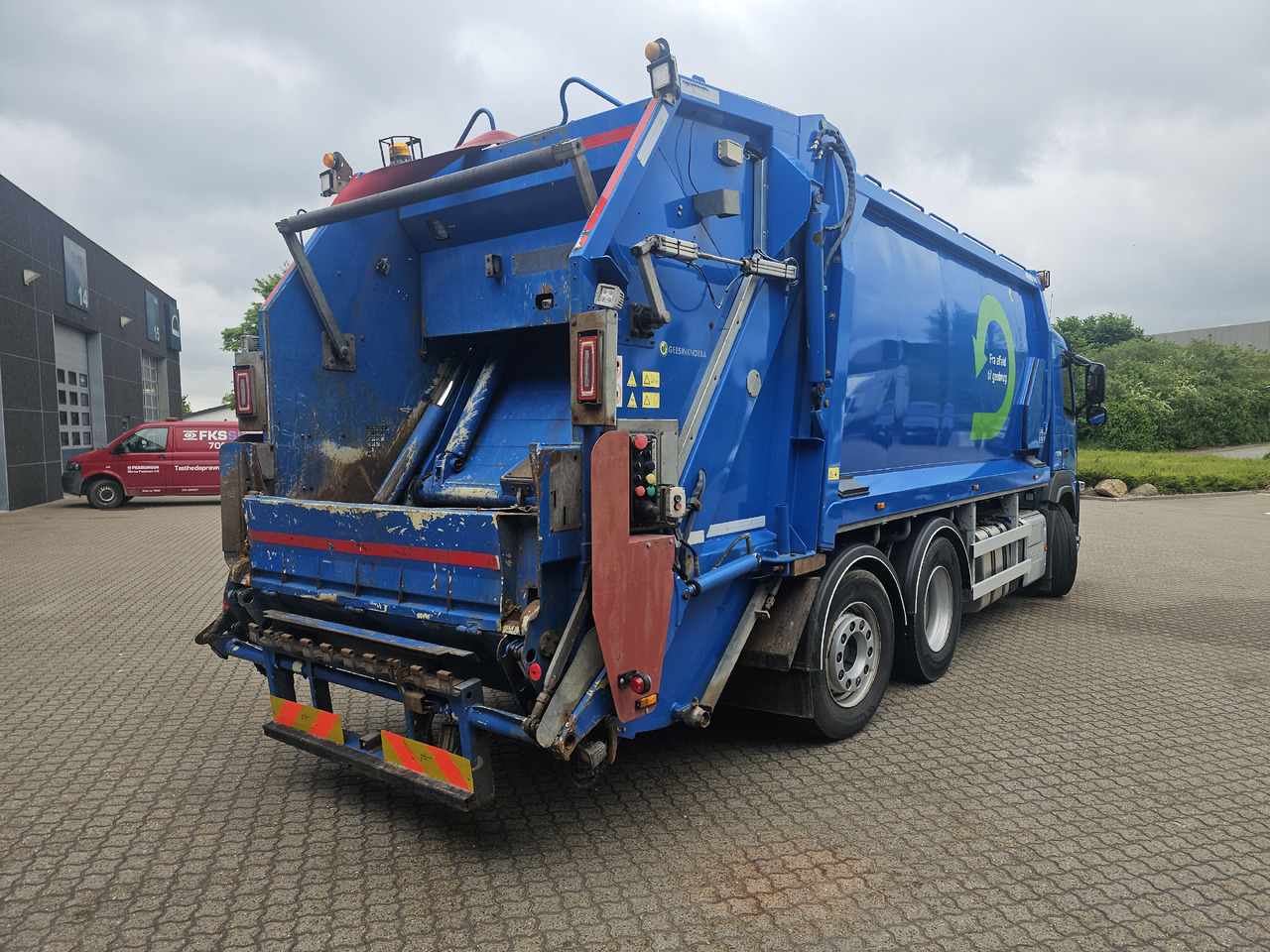 Volvo FM330 - Garbage truck: picture 4 Volvo FM330 - Garbage truck: picture 4
