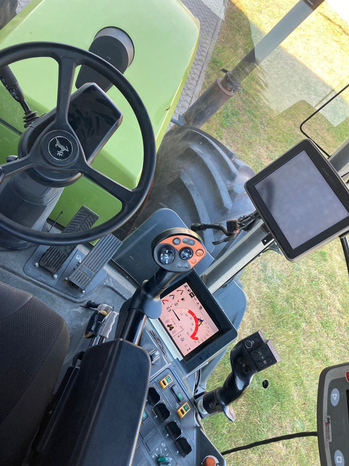 CLAAS Xerion 3800 TRAC VC - Farm tractor: picture 5 CLAAS Xerion 3800 TRAC VC - Farm tractor: picture 5