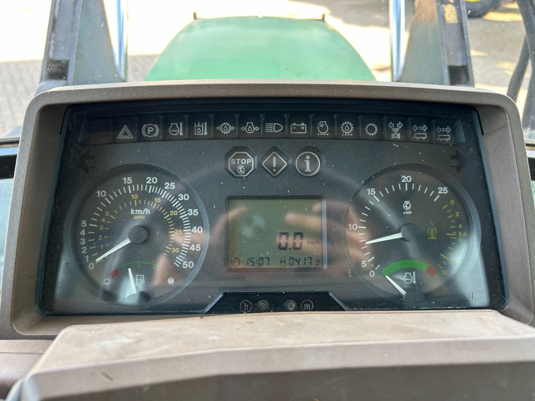 Farm tractor John Deere 6110: picture 12